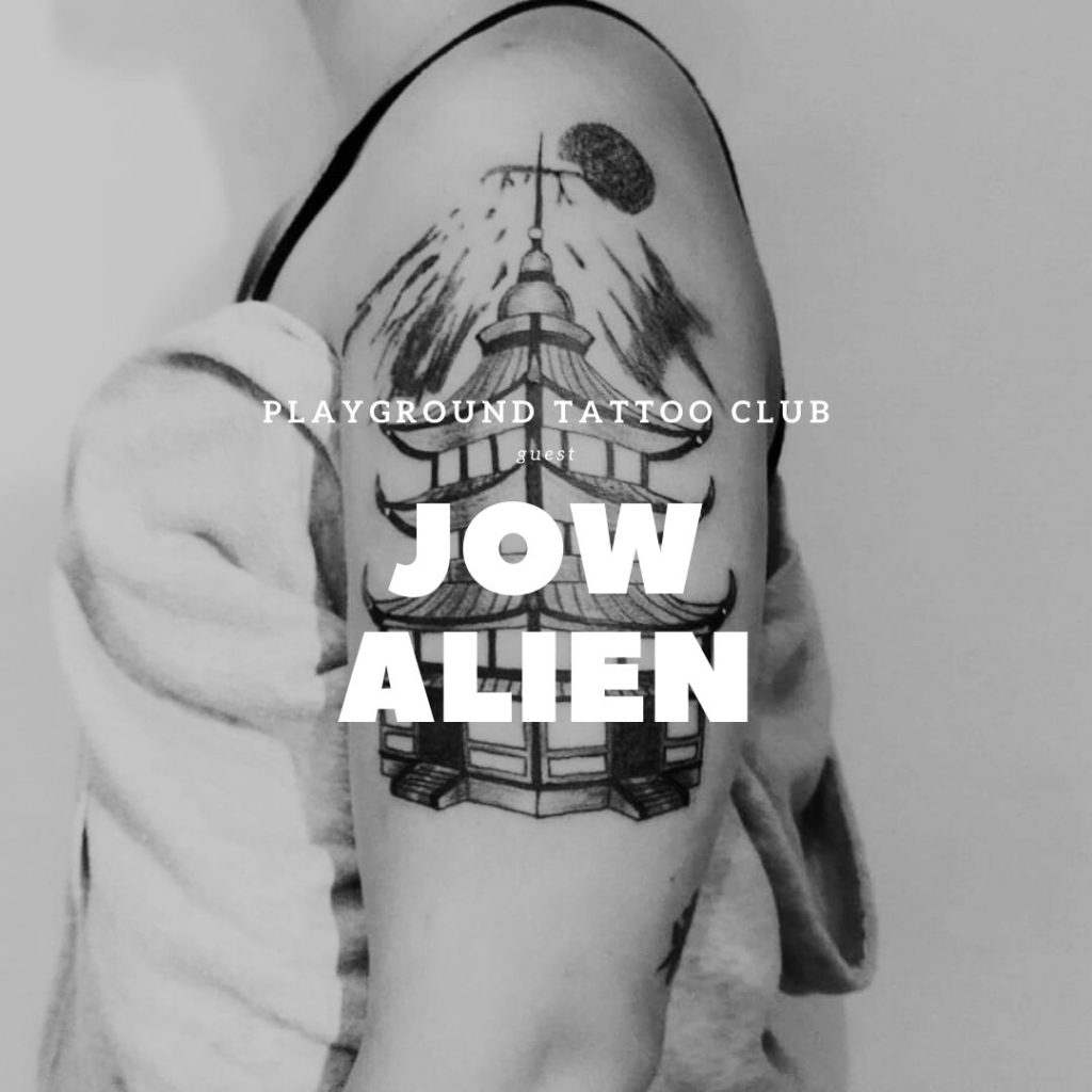 photos en noir et blanc d'un tatouage illustrant une maison sur un bras