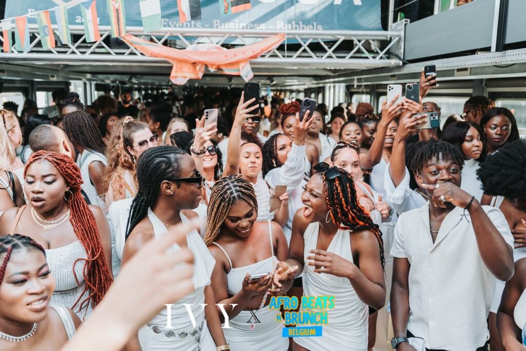 "Participants dansant au rythme de la musique au brunch Afrobeatsnbrunch au Grand Playground