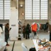 Portants de vêtements vintage et bijoux à 5€ au Grand Playground pour la vente Adjace Paris des 7 & 8 septembre 2024