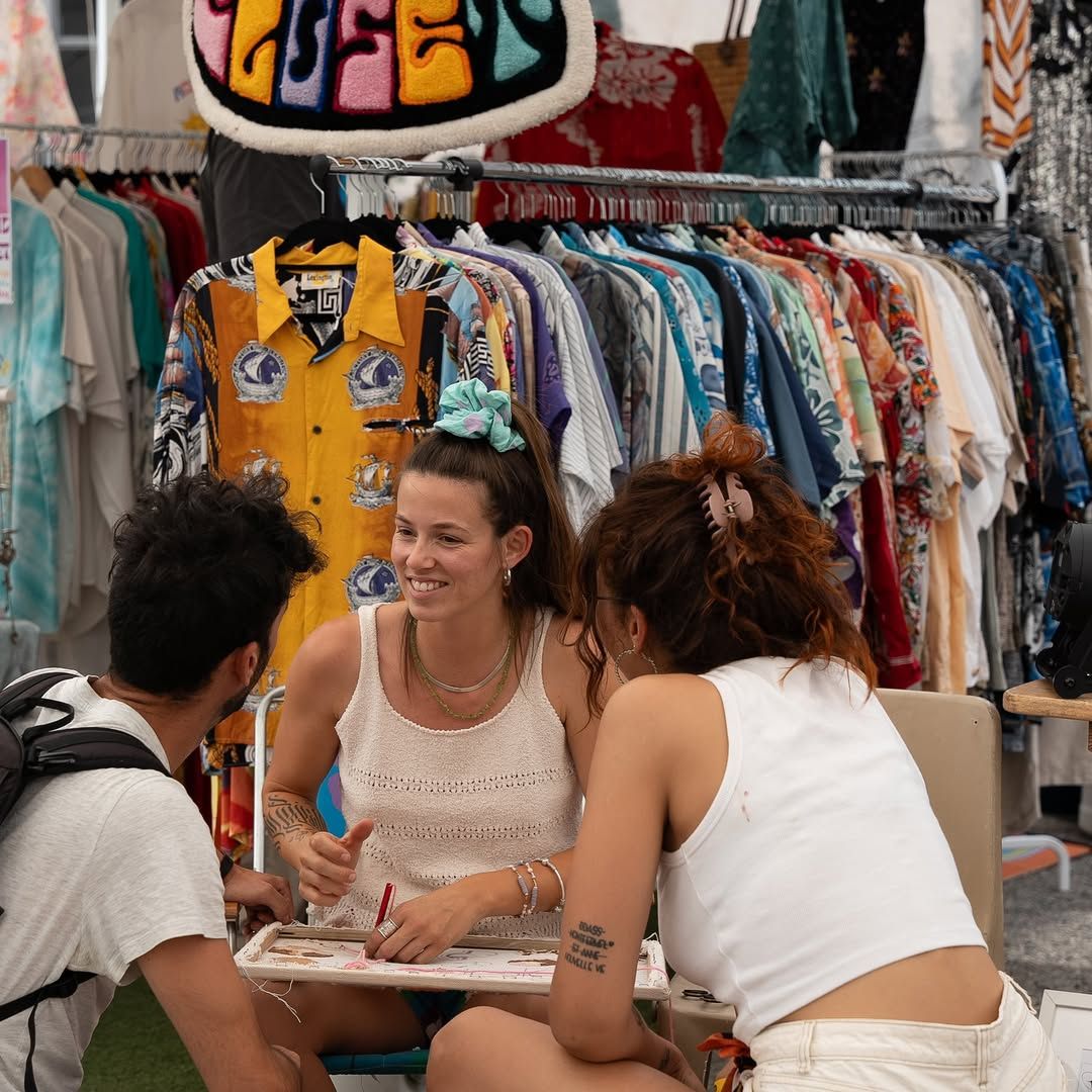 Créateur présentant ses produits artisanaux sur un stand décoré