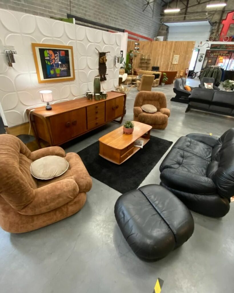 Sélection de décoration et mobilier rétro des années 60 à 80 dans la zone brocante du Grand Playground