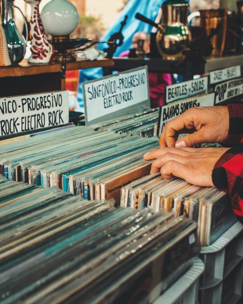 Mur de vinyles vintage avec plus de 10 000 disques à fouiller lors des Puces de la Maillerie à Lille