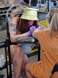 Tatoueur en train de préparer un flash tattoo.