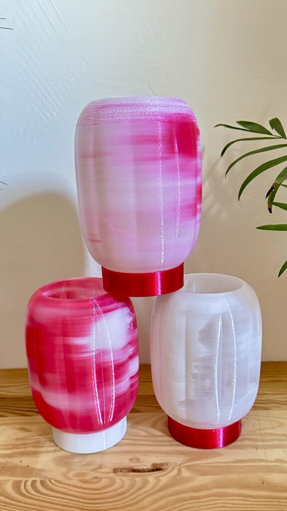 Lampes roses et blanches Eco vibe design sur une table en bois