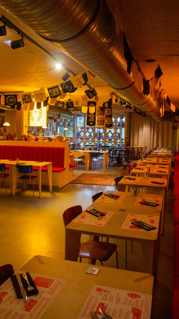 Grandes tablées et décor de l’estaminet HEIN à Lille