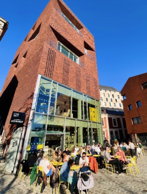 Façade en briques et terrasse du HEIN à Lille