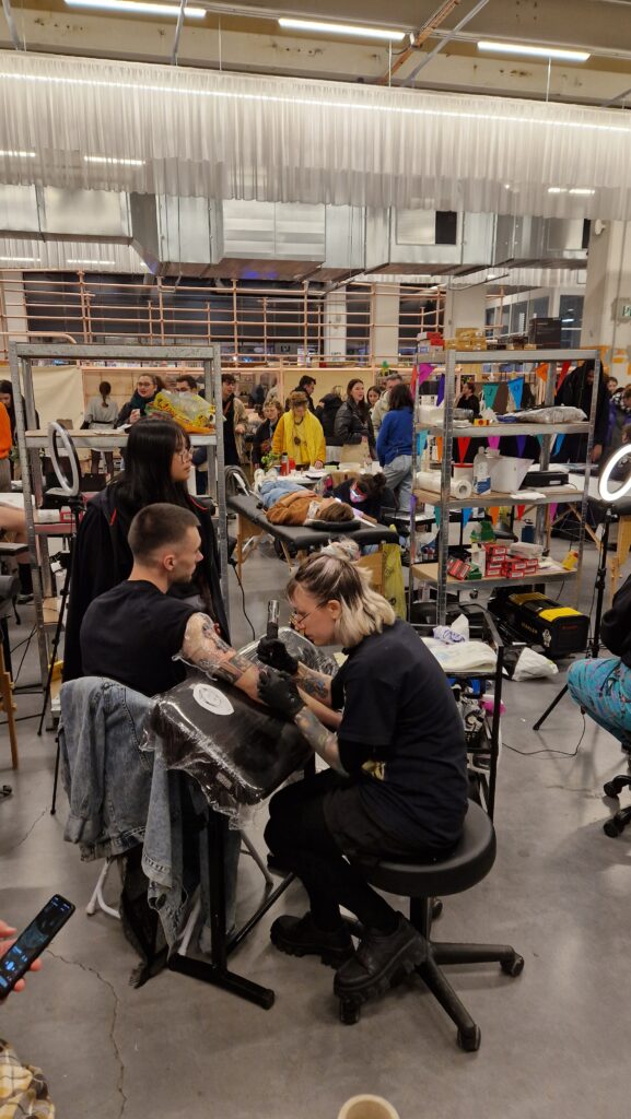 Une tatoueuse et une participante lors d’un ancien flashday Playground Tattoo Club